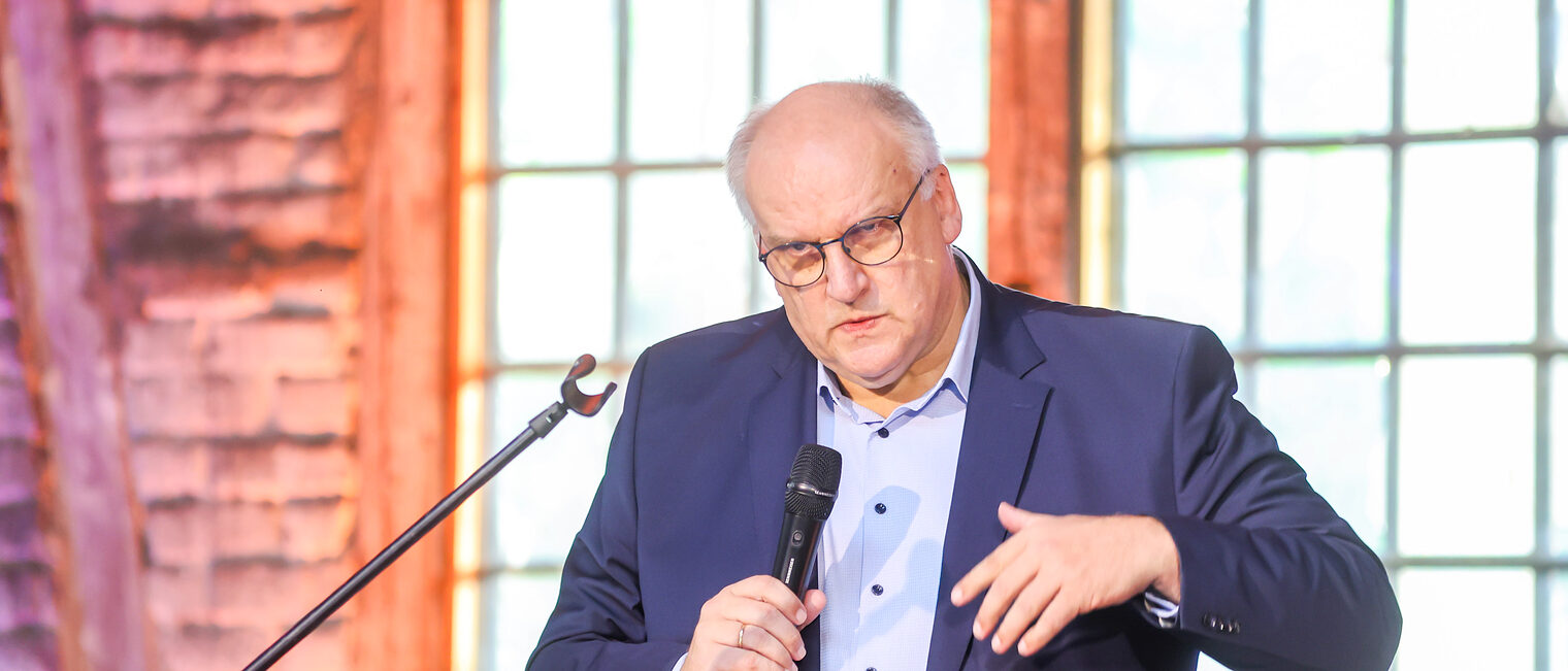 Reinhard Bauer hält eine Rede am Rednerpult.