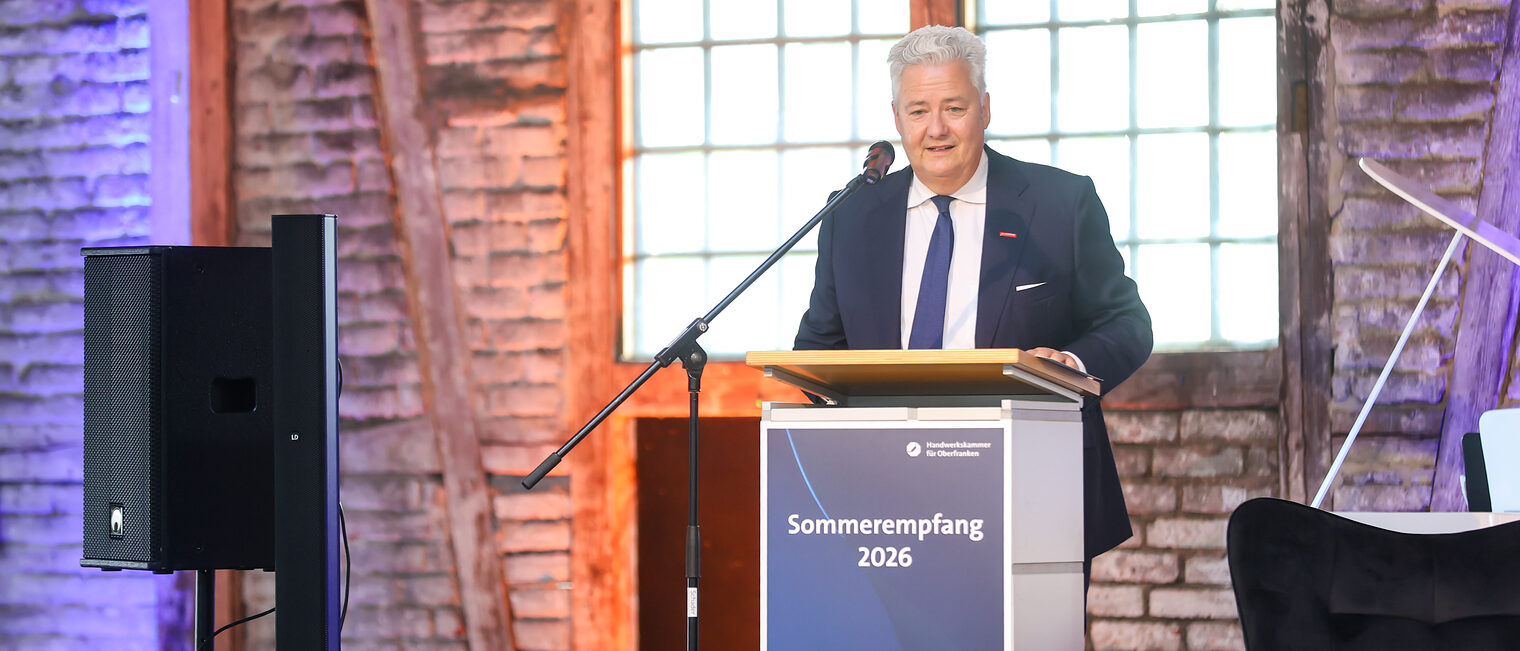 Matthias Graßmann hält eine Rede am Rednerpult.