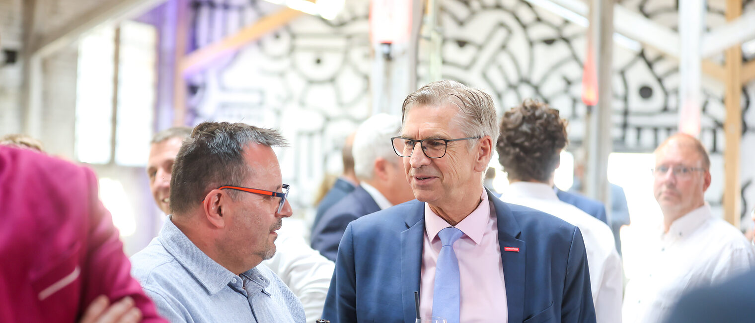 Harald Sattler und Michael Bissert unterhalten sich beim Sommerempfang.