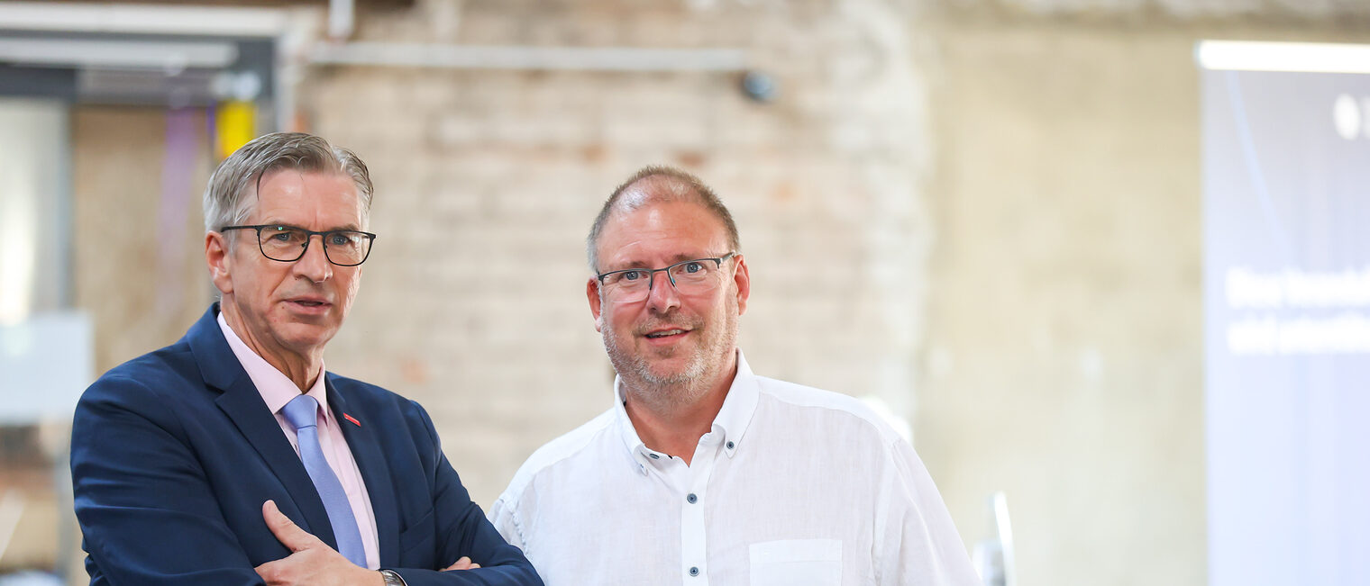 Michael Bissert und Jens Beland unterhalten sich.
