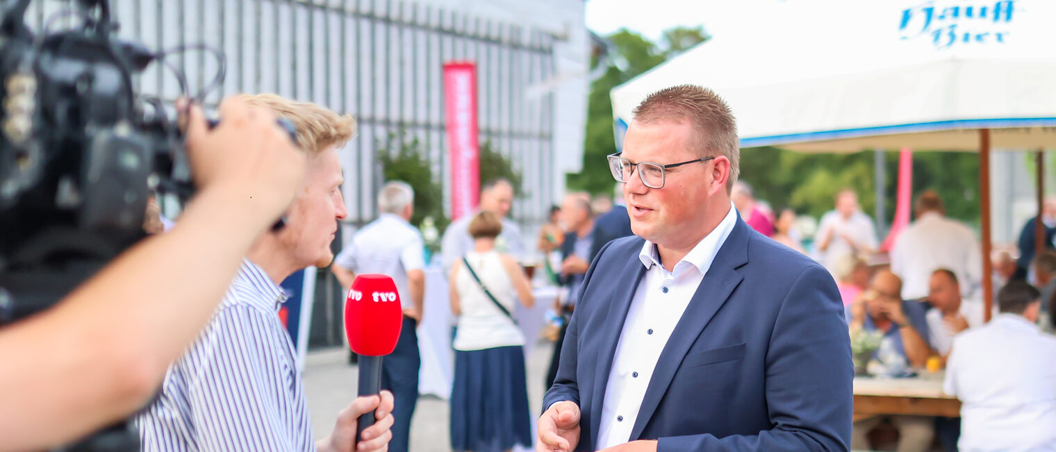 Holger Grießhammer steht vor der Kamera und gibt ein Interview.