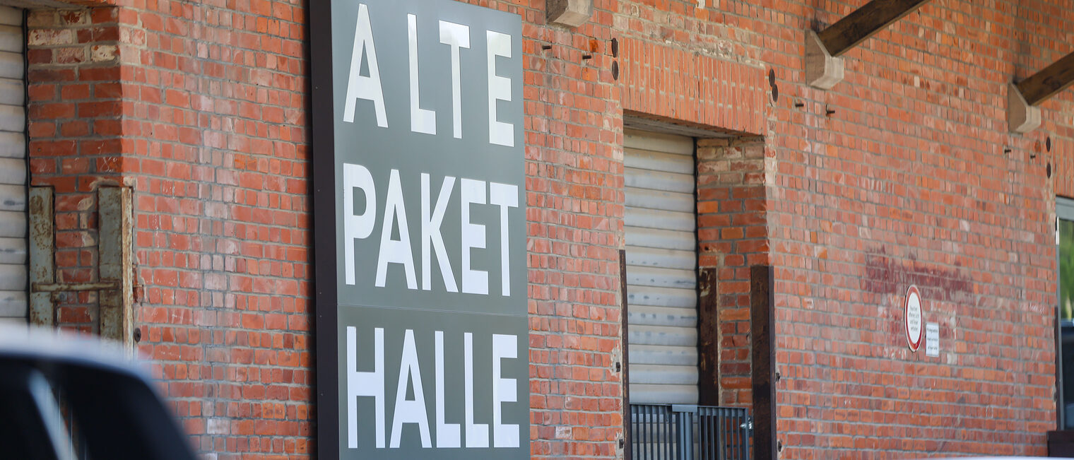 Außenansicht des Schildes der Alten Pakethalle