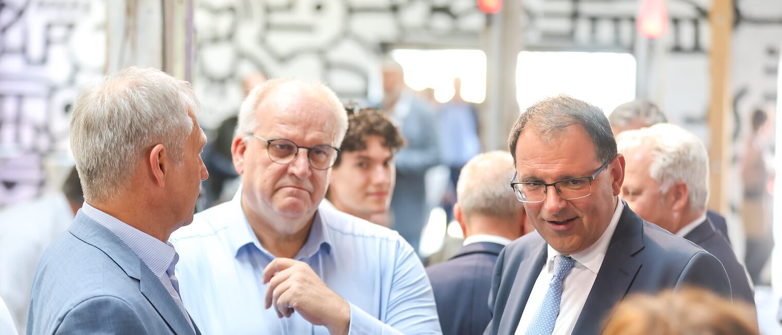 Marco Kemnitzer, Reinhard Bauer und Martin Schöffel unterhalten sich beim Sommerempfang.