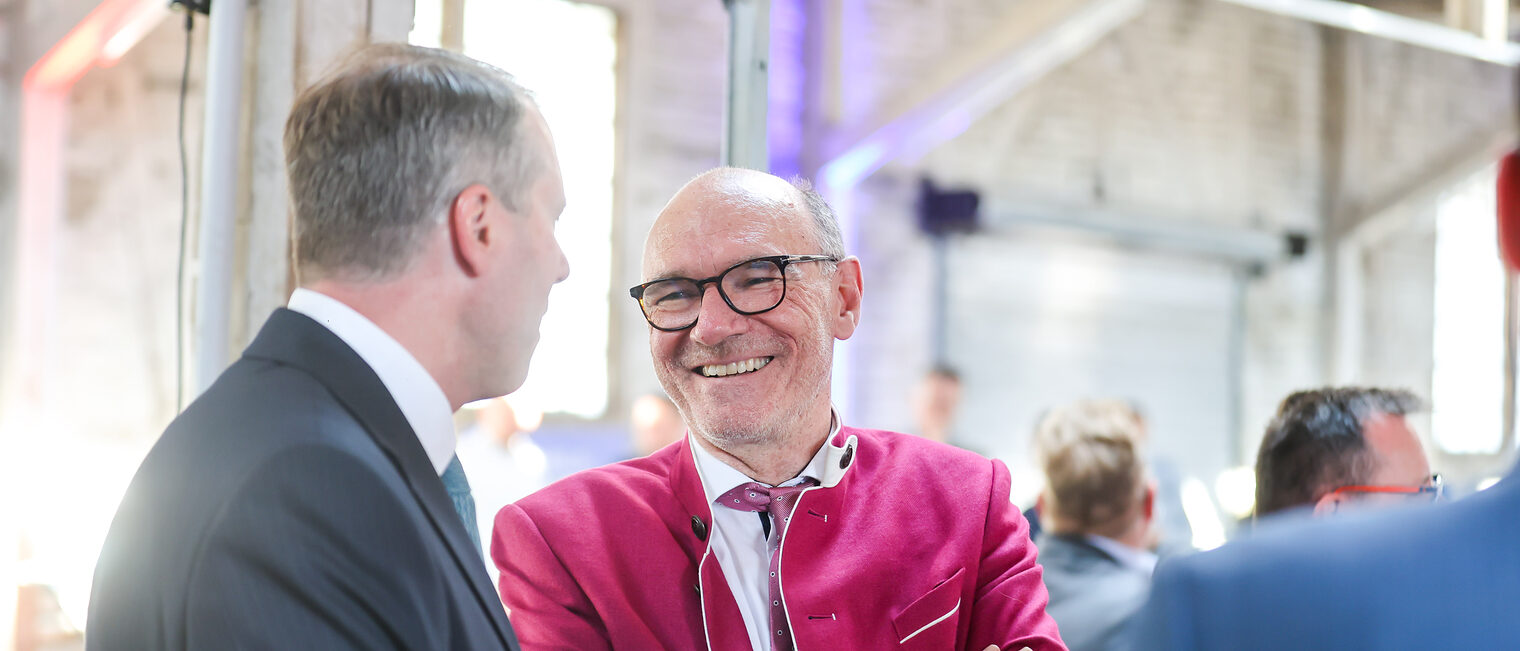 Prinz Hubertus unterhält sich auf dem Sommerempfang.