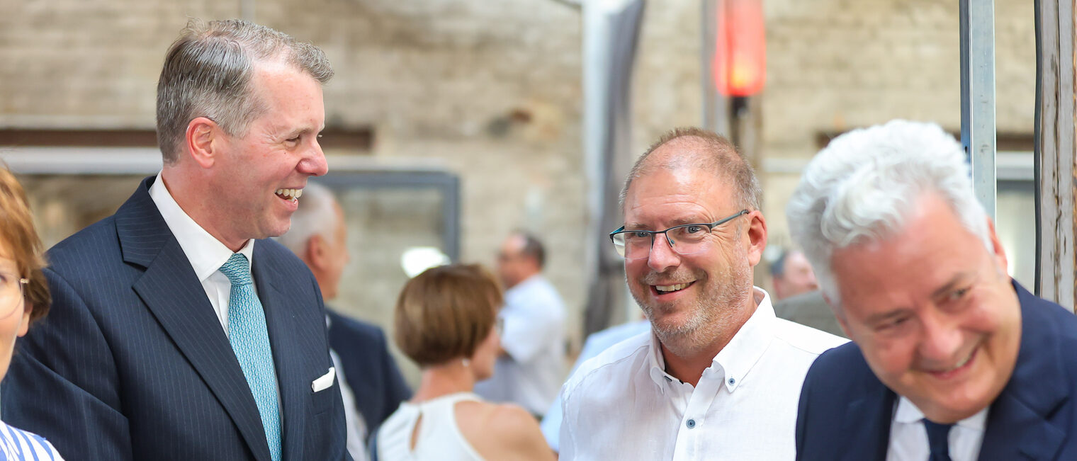 Jens Beland, Matthias Graßmann und Prinz Hubertus unterhalten sich.