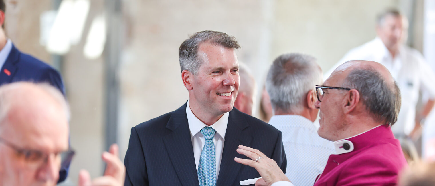 Prinz Hubertus unterhält sich mit einem Gast beim Sommerempfang.