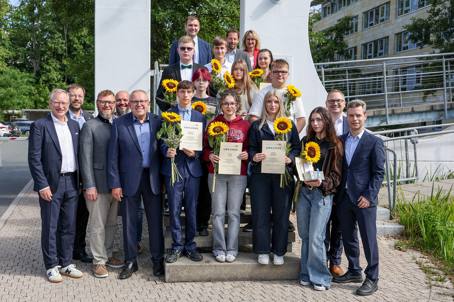 Gruppenbild von Marcel Pasieka, Hala Alsayed, Junita Schneider, Marlene Buchta, Jason Popp, Fin Knöchelmann, Nikita Maximenko, Masa Cvijic, Yovana Tumbaleva, Emily Redlich mit Gratulanten