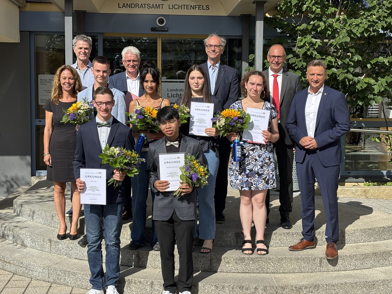 Leonard Popp, Tobias Gürke, Sophia Ultsch, Warantorn Vakulsutthirot, Irem Ramazanoska, Elina Arzer mit Gratulanten