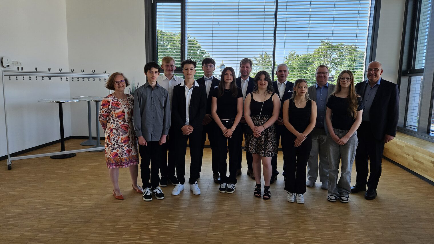 Gruppenbild von Fabian Berner, Julian Heinke, Johannes Hofmann, Lennox Memmert, Amy Wiley, Mia Lutz, Celine Potzner, Natalie Scherzer mit Gratulantinnen und Gratulanten