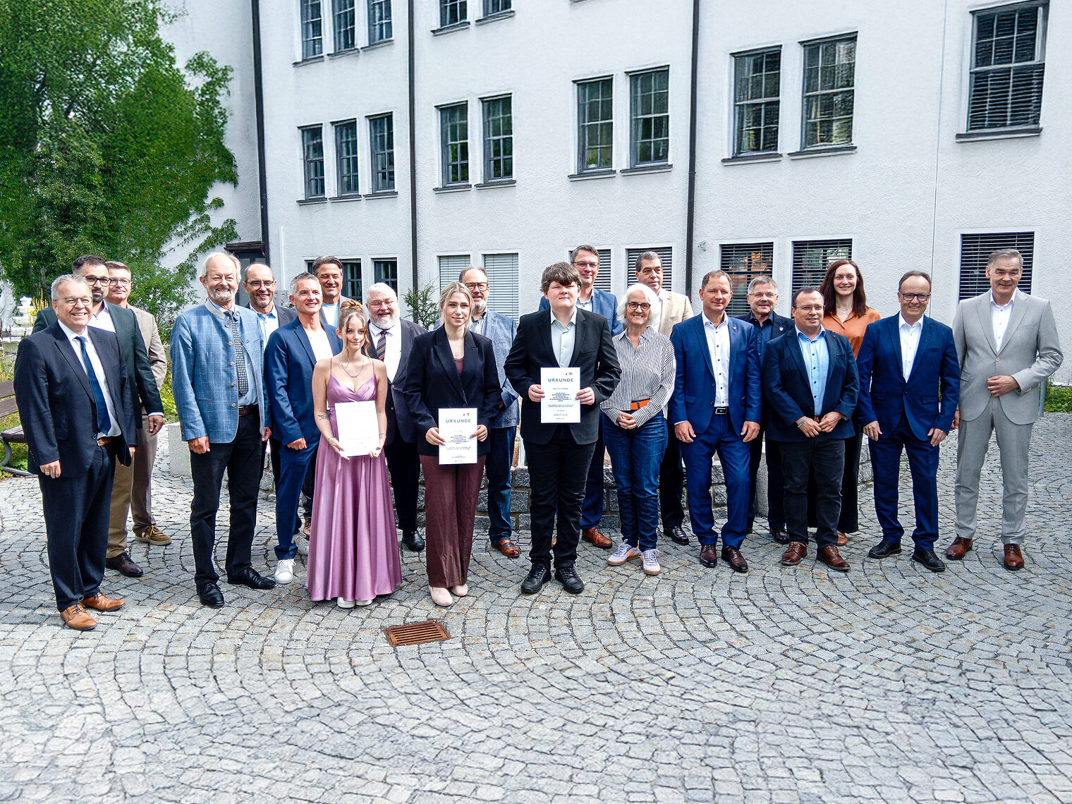 Gruppenbild von Zoè Schöffel, Jenny Lomakin, Samuel Felix Schlehmeyer mit Gratulanten 