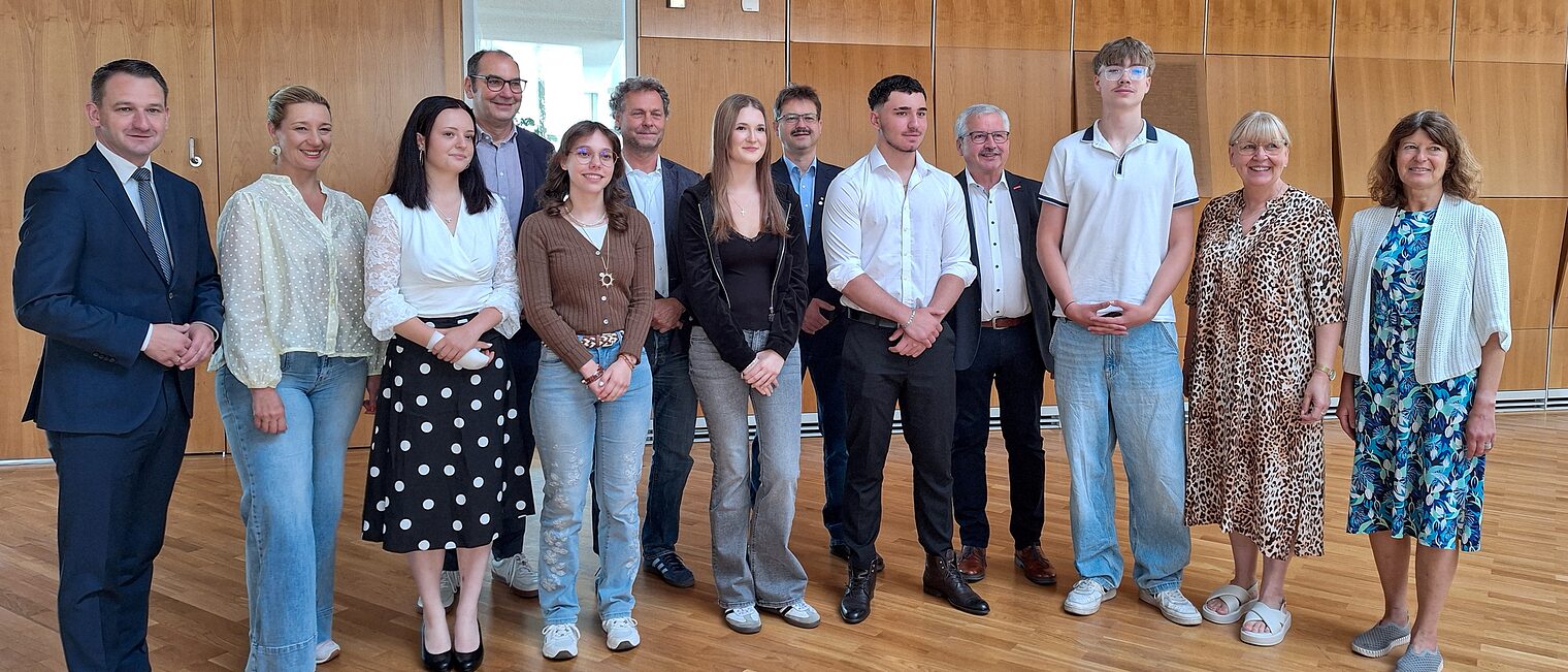 Gruppenbild von Magdalena Spangel, Mila Steidl, Sarah Schlee, Adnan Kalaban, Finn Reinhart und Gratulantinnen und Gratulanten