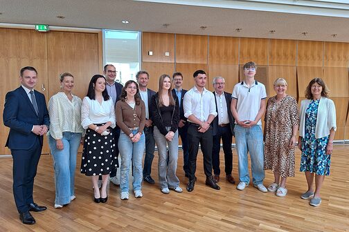 Gruppenbild von Magdalena Spangel, Mila Steidl, Sarah Schlee, Adnan Kalaban, Finn Reinhart und Gratulantinnen und Gratulanten