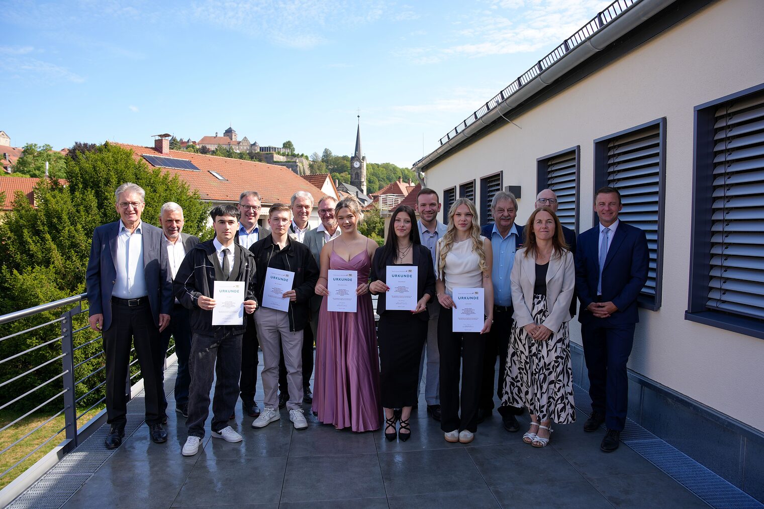 Gruppenbild Ben Luca Specht, Jan Hasan, Maja Carolina Vetter, Emely Bischoff und Jaceline Sailer mit mehreren Gratulanten