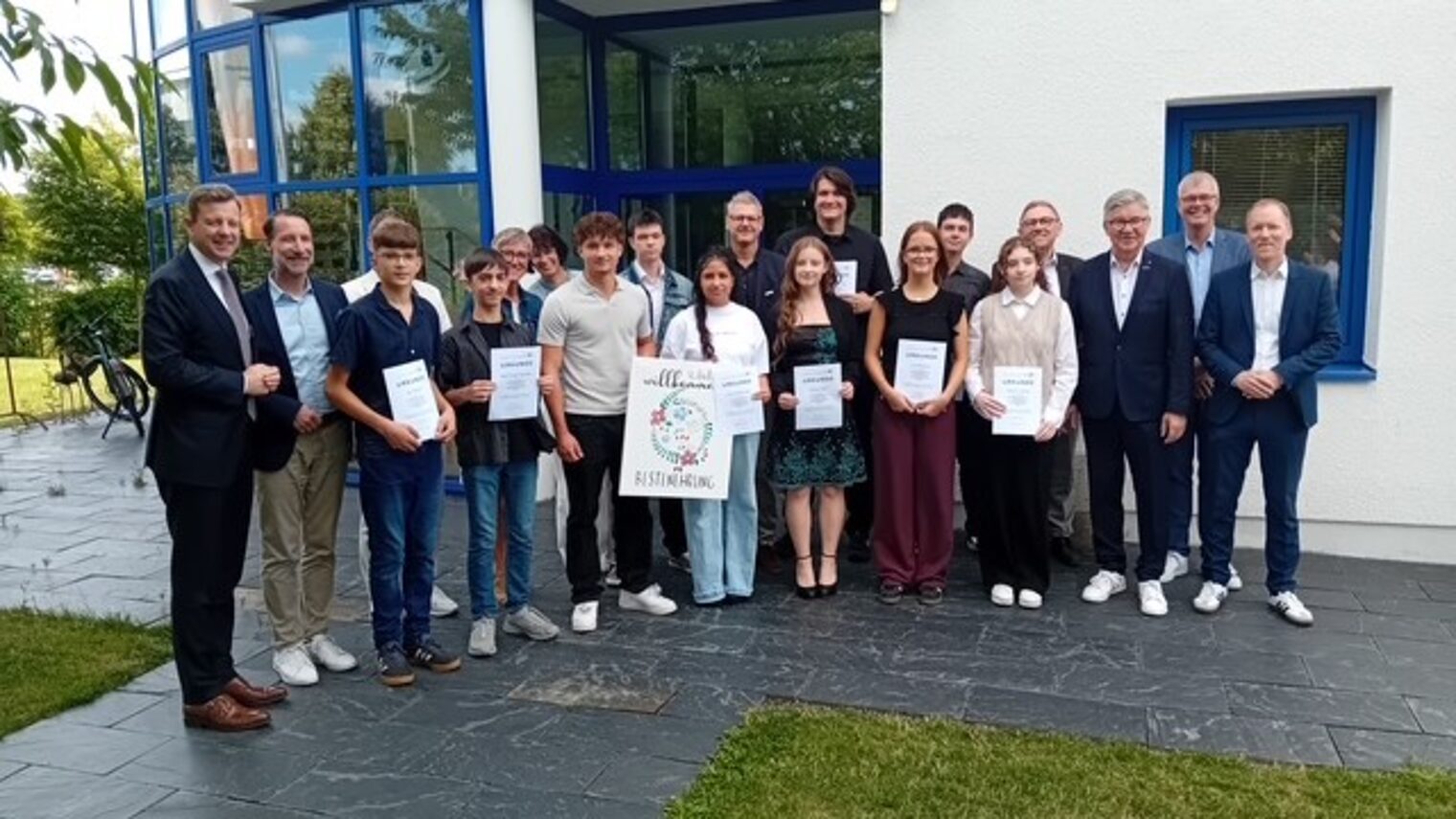 Jan Pfeiffer, Raúl Alejandro Ralf Cordal Sanchez, Luca Will, Elisej Braun, Joudy Sheikh Sidi, Amelie Spörl, Michal Kestranek, Lina Wolfrum, Fabian Walbert, Isabell Schilling mit Gratulanten