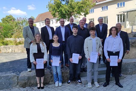 Gruppenbild von Lilly Scheier, Jasmin Gutmann, Niklas Ostrowski, Fares Edlebi und Daniil Andreev mit Gratulanten
