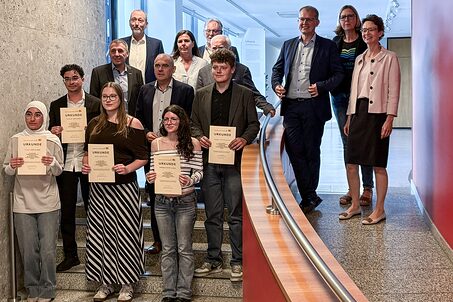 Gruppenbild von Taiba Chafi Al-Asaed, Karam Mohi Al-Ddin, Anna Dörfler, Esmeralda Nietert Catena und Robin Mehringer mit Gratulanten