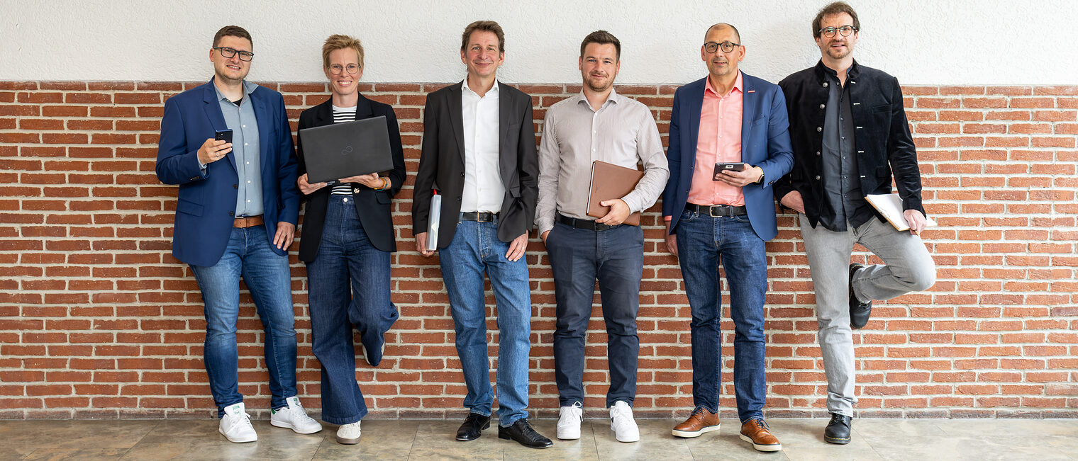 Gruppenbild von Phillip Schlott, Julia Burger, Dr. Dirk Haid, Lukas Oppelt, Klaus Pfattheicher und Christian Haas 