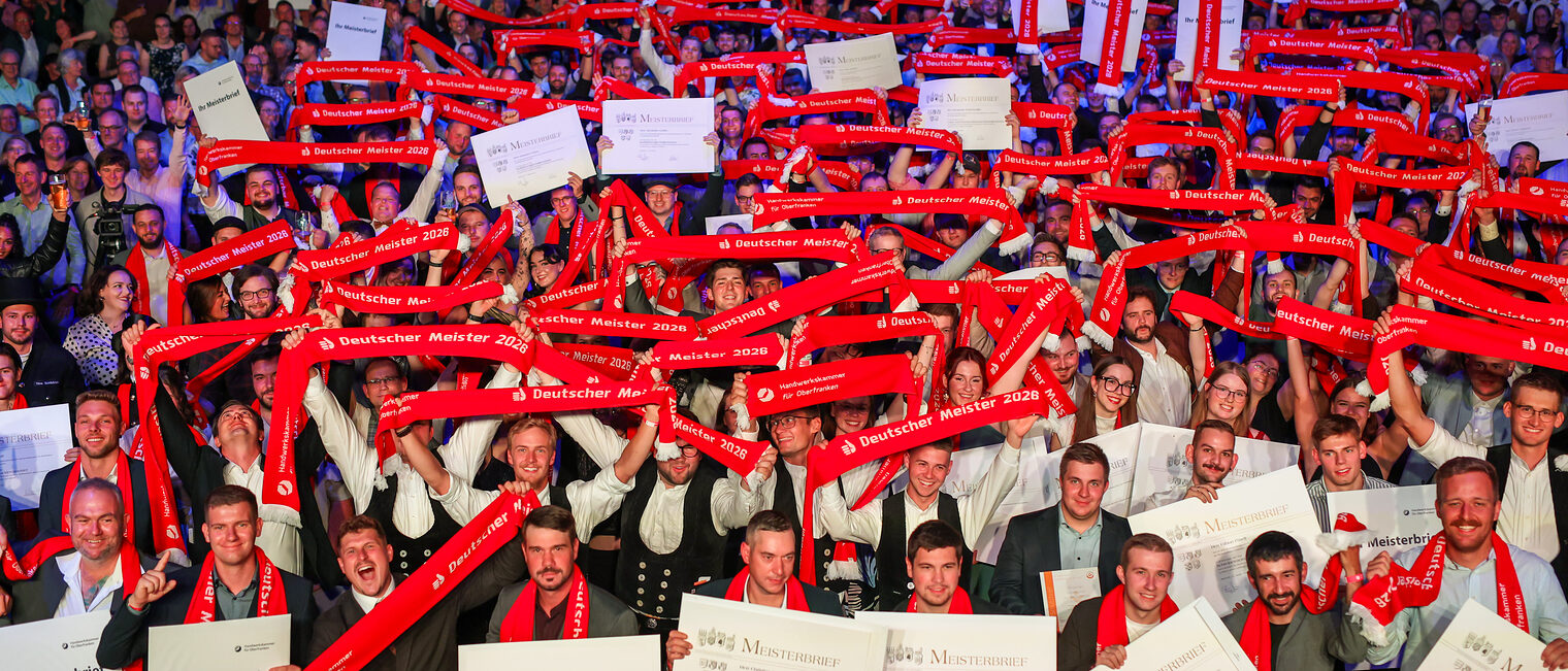 Gruppenbild der jubelnden Meisterinnen und Meister 2026 in der Oberfrankenhalle