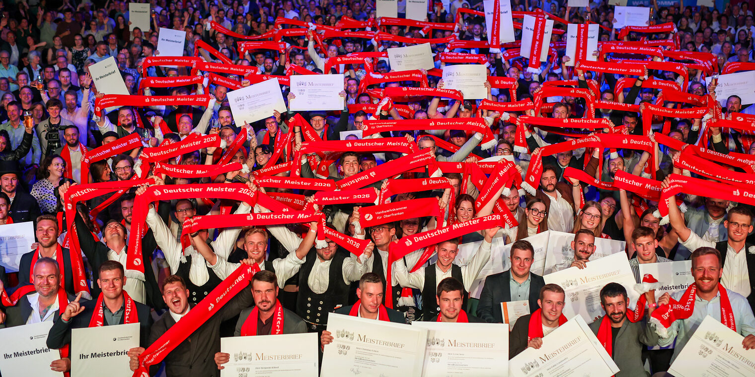 Gruppenbild der jubelnden Meisterinnen und Meister 2026 in der Oberfrankenhalle