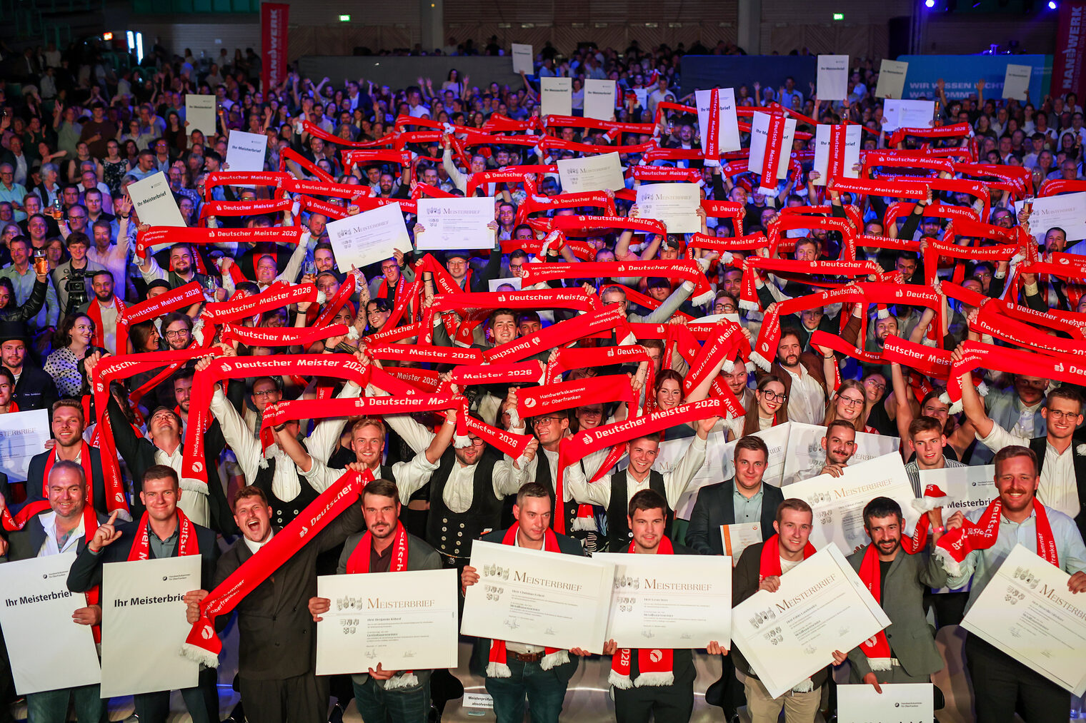 Gruppenbild der jubelnden Meisterinnen und Meister 2026 in der Oberfrankenhalle