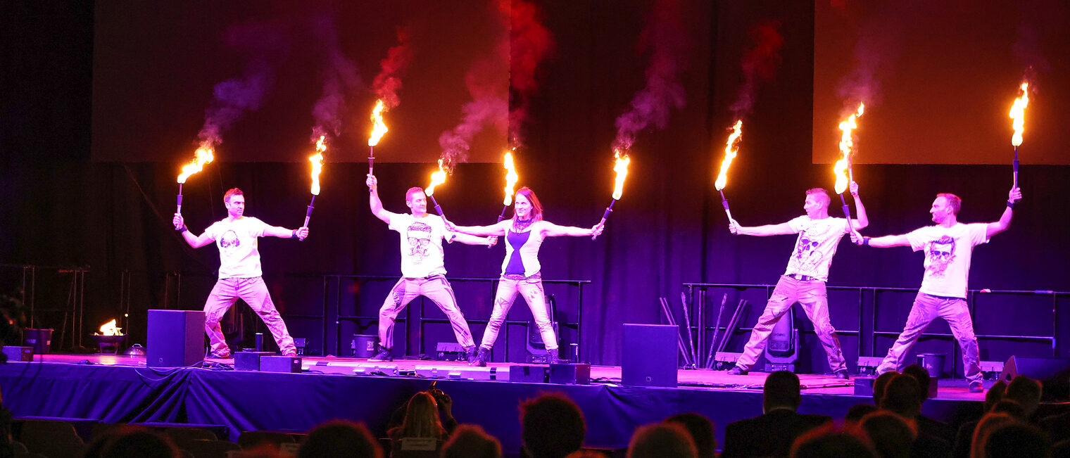 Die Magic Artists führen eine Bühnenshow mit Fackeln auf.