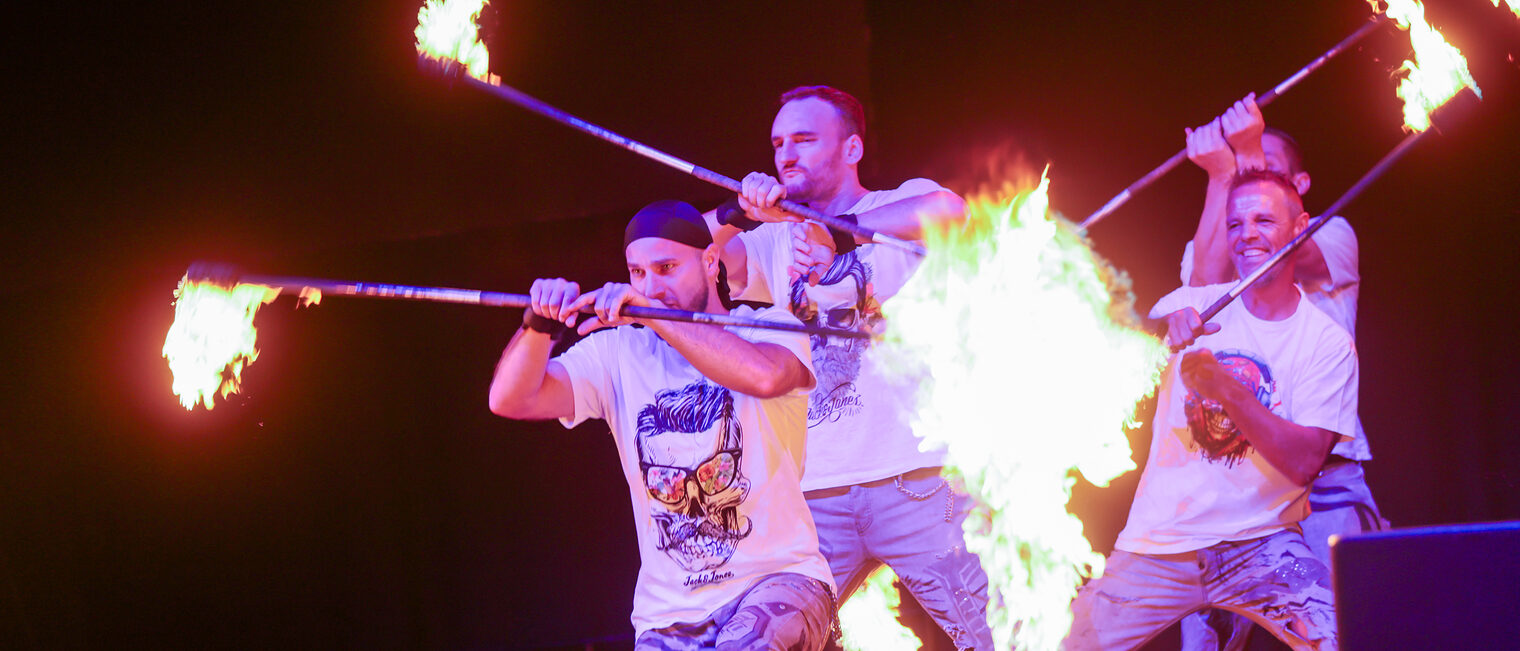 Die Magic Artists präsentieren ihre Show mit Fackeln.