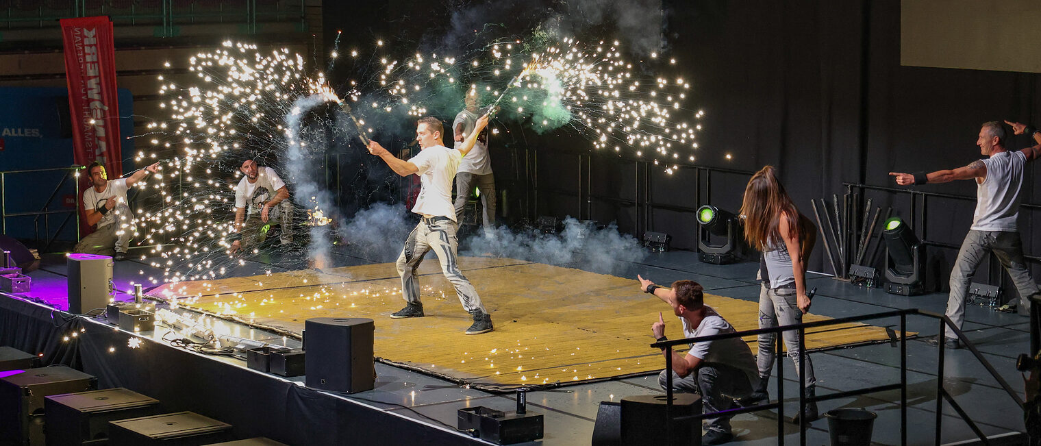 Die Magic Artists führen eine Bühnenshow mit Fackeln auf.