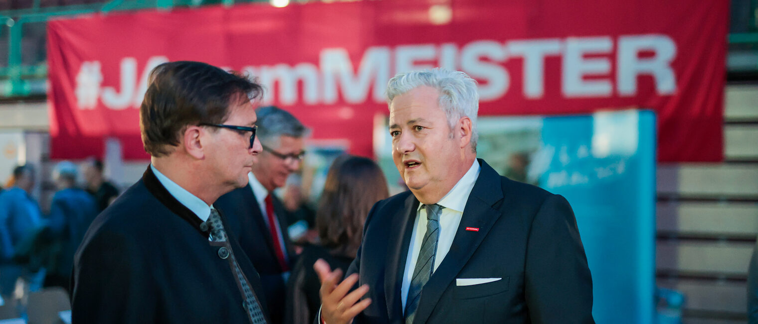 Matthias Graßmann unterhält sich mit einem Gast der Meisterfeier.