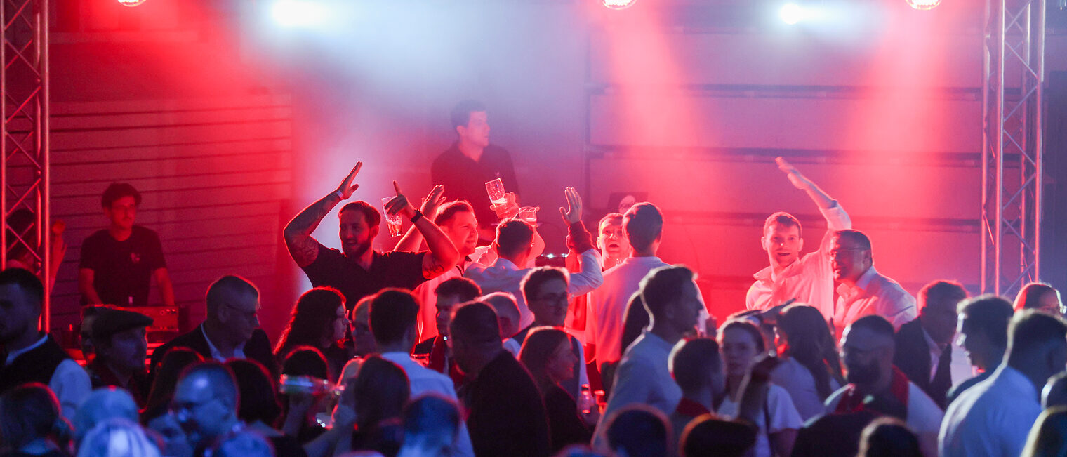 Die Jungmeisterinnen und -meister feiern bei der Afterparty im Discoambiente.