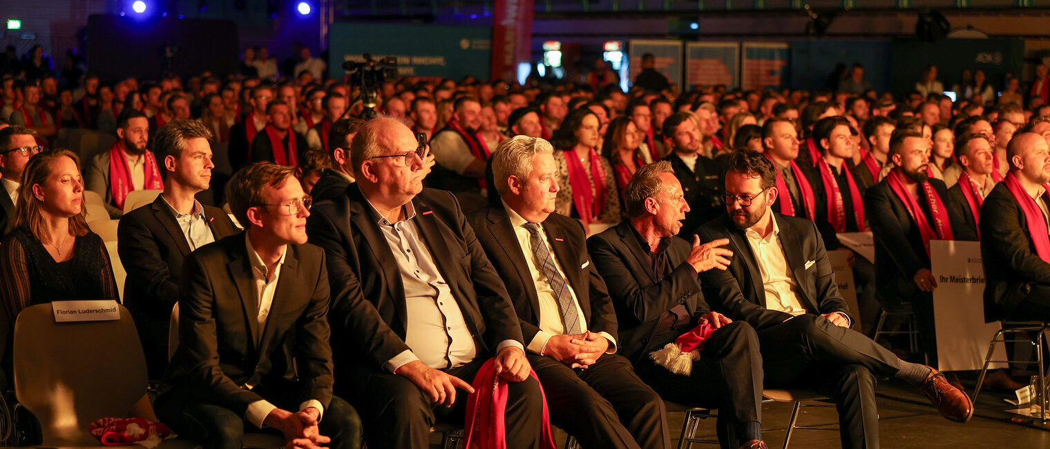 Die Gäste der Meisterfeier sitzen im Publikum.
