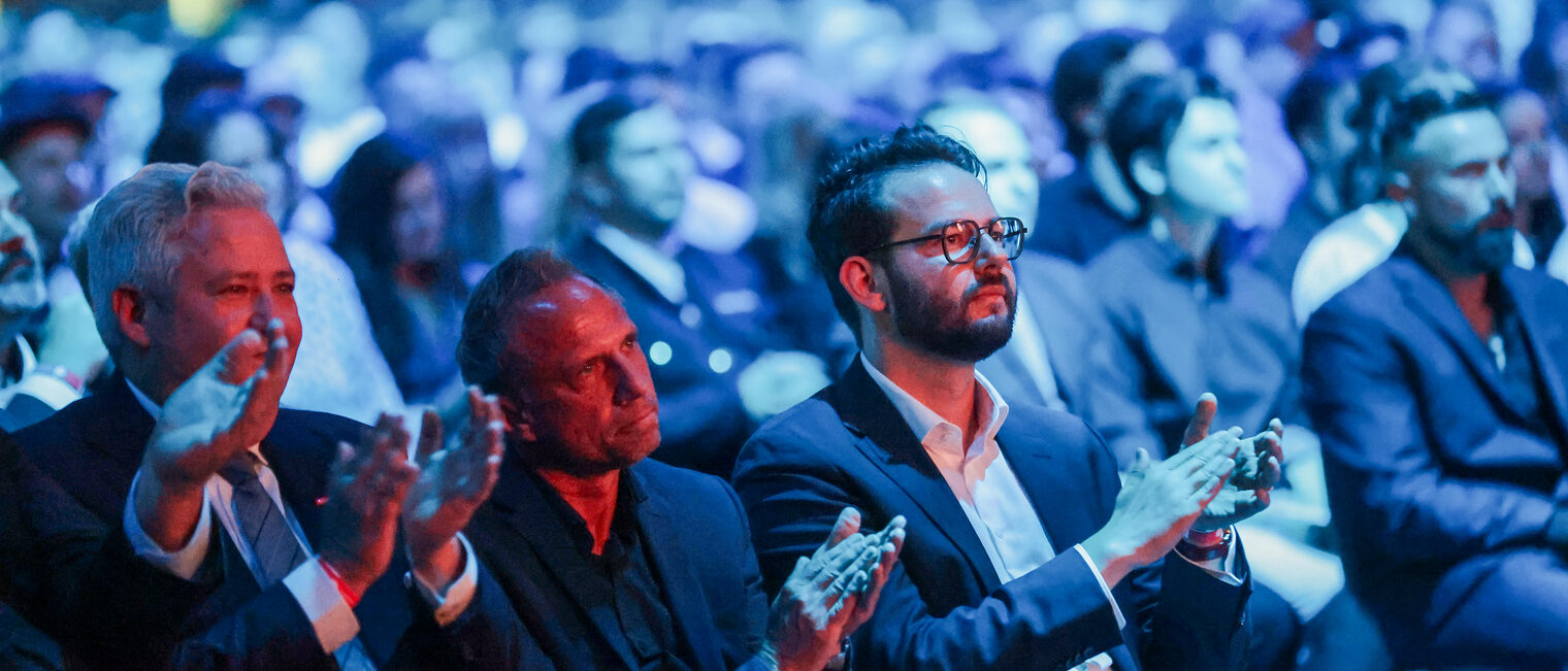 Mattthias Graßmann, Thorsten Glauber und Andreas Zippel applaudieren im Publikum.