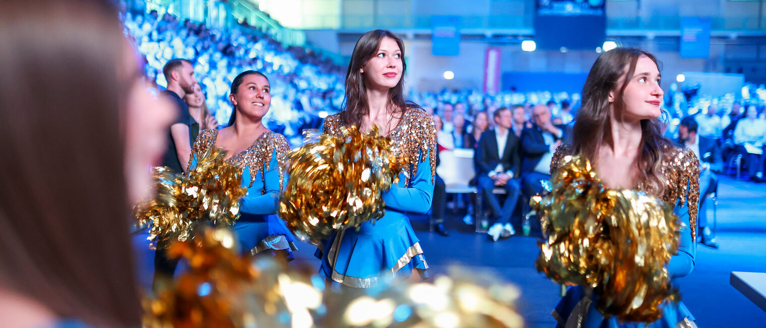 Die Diamonds Cheerleader begleiten den Einlauf der Meisterinnen und Meister.