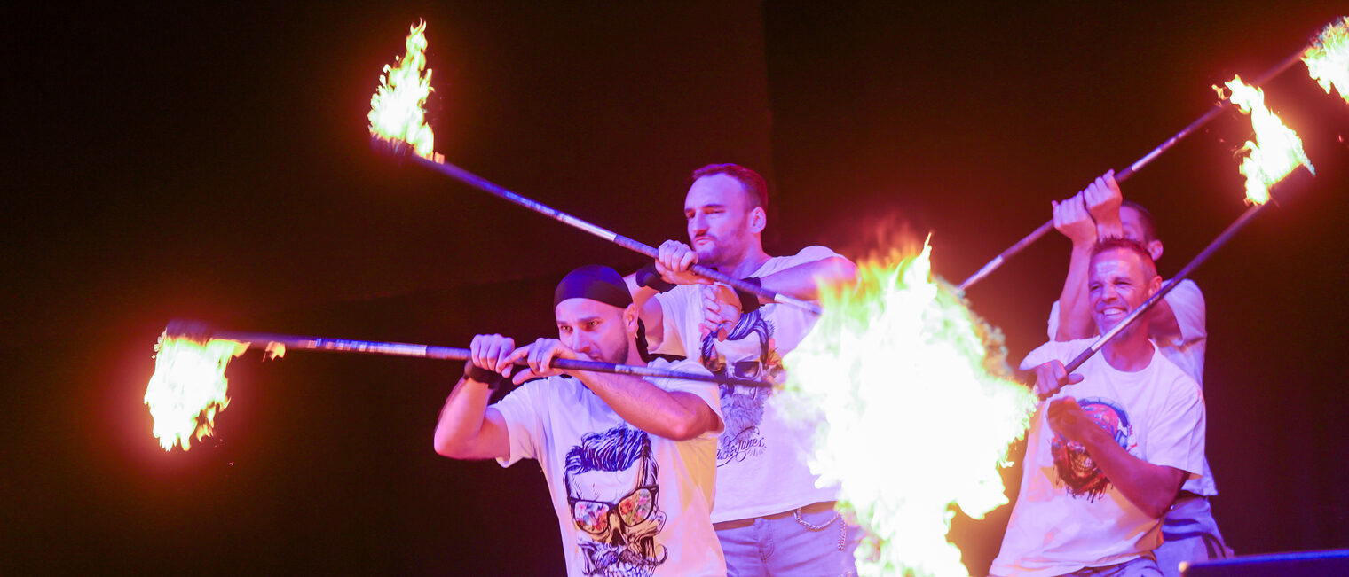 Die Magic Artists führen eine Fackelshow auf.