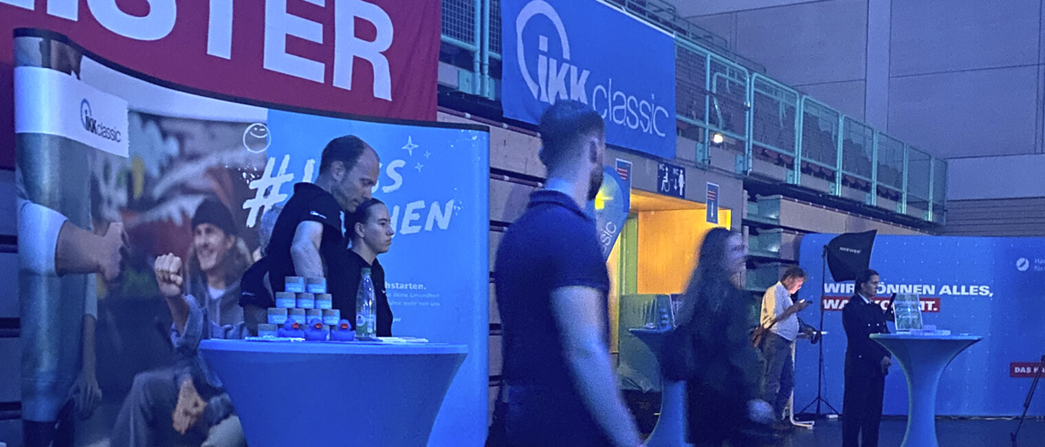 Die Mitarbeiter der IKK Classic stehen an ihrem Stand. 