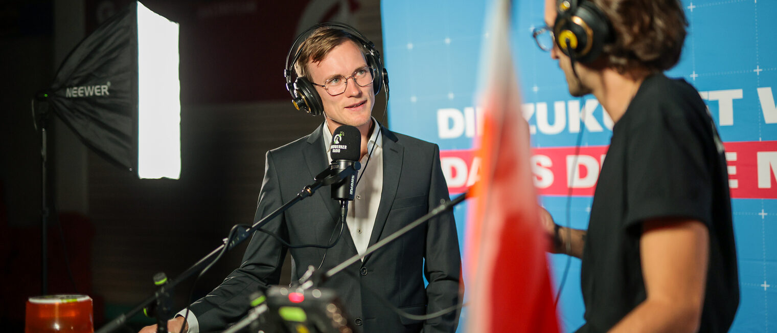 Benedikt Doll wird vom Handwerksradio interviewt.