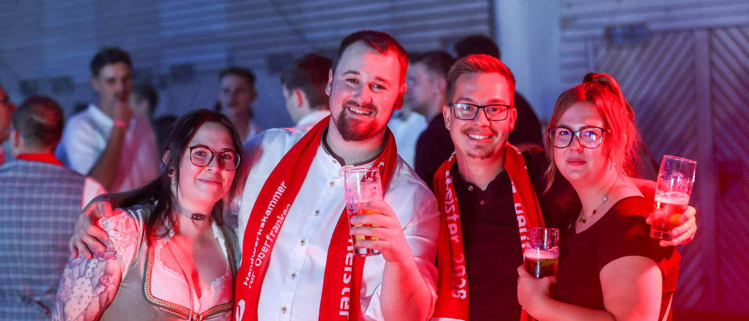 Jungmeisterinnen und Meister feiern auf der Afterparty der Meisterfeier.