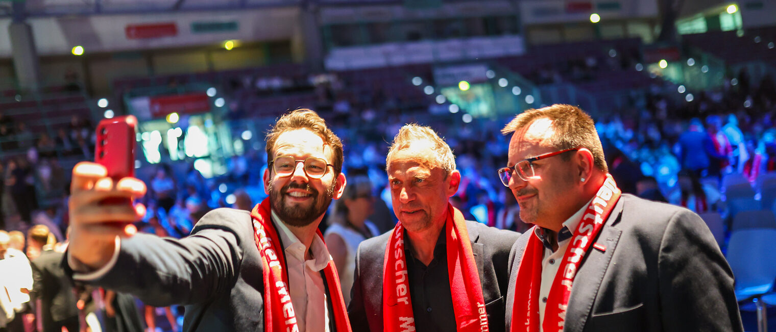 Oberbürgermeister Andreas Zippel posiert mit Thorsten Glauber und HWK-Vizepräsident Harald Sattler für ein Selfie.