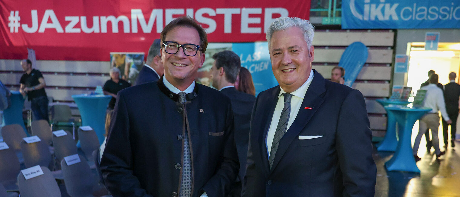 Matthias Graßmann unterhält sich mit einem anderen Gast der Meisterfeier.