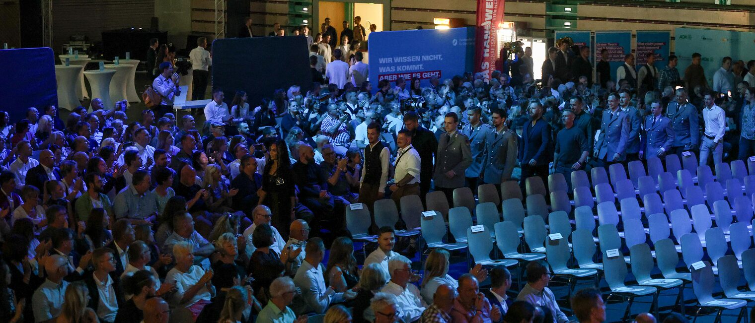 Die Jungmeisterinnen und Jungmeister laufen in die Halle ein.