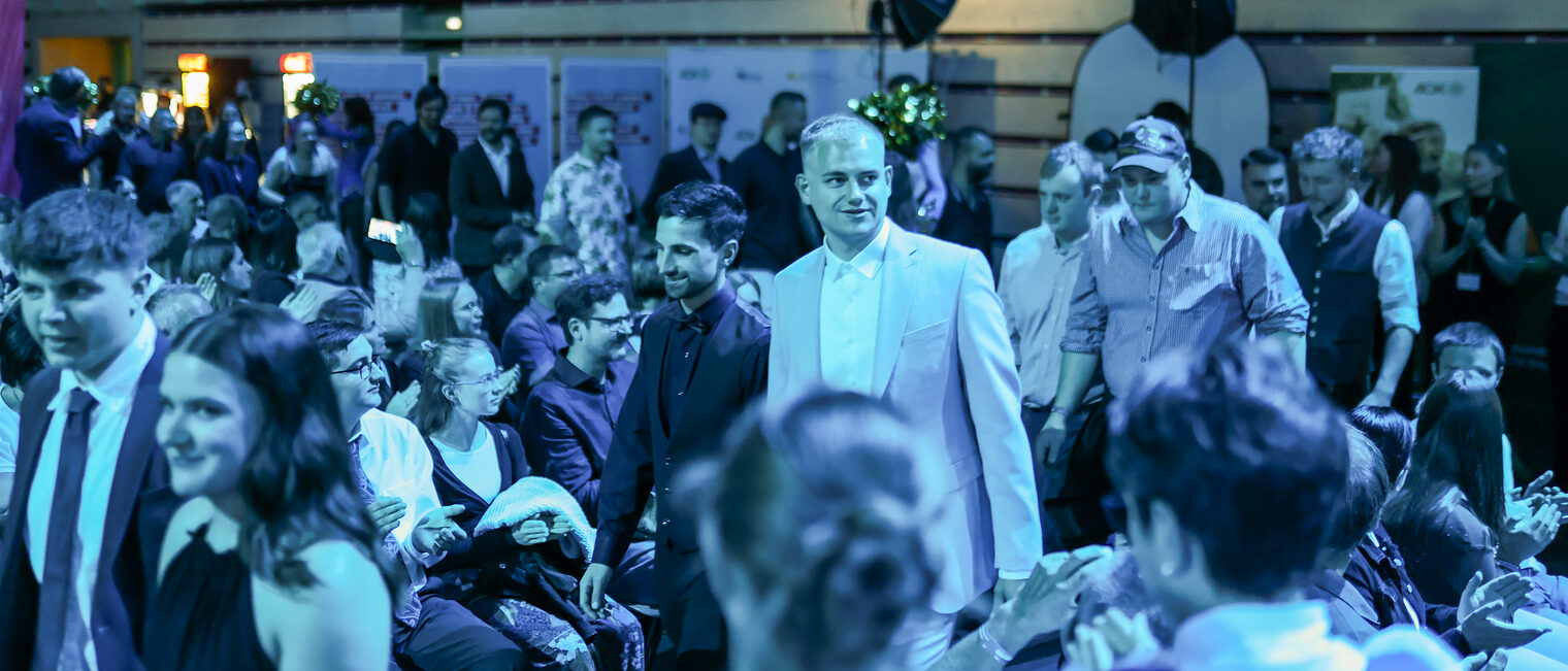 Die Meister laufen unter Applaus in die Oberfrankenhalle ein.
