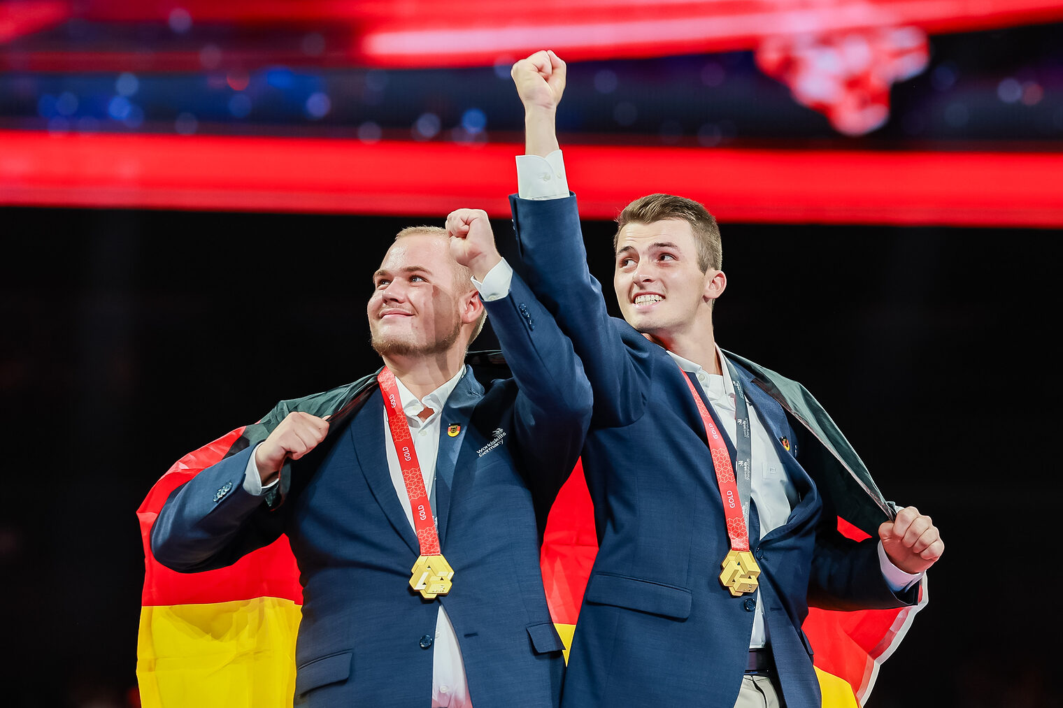 Tim Arnold und Jakob Distler gehen gemeinsam ihren Plan durch.