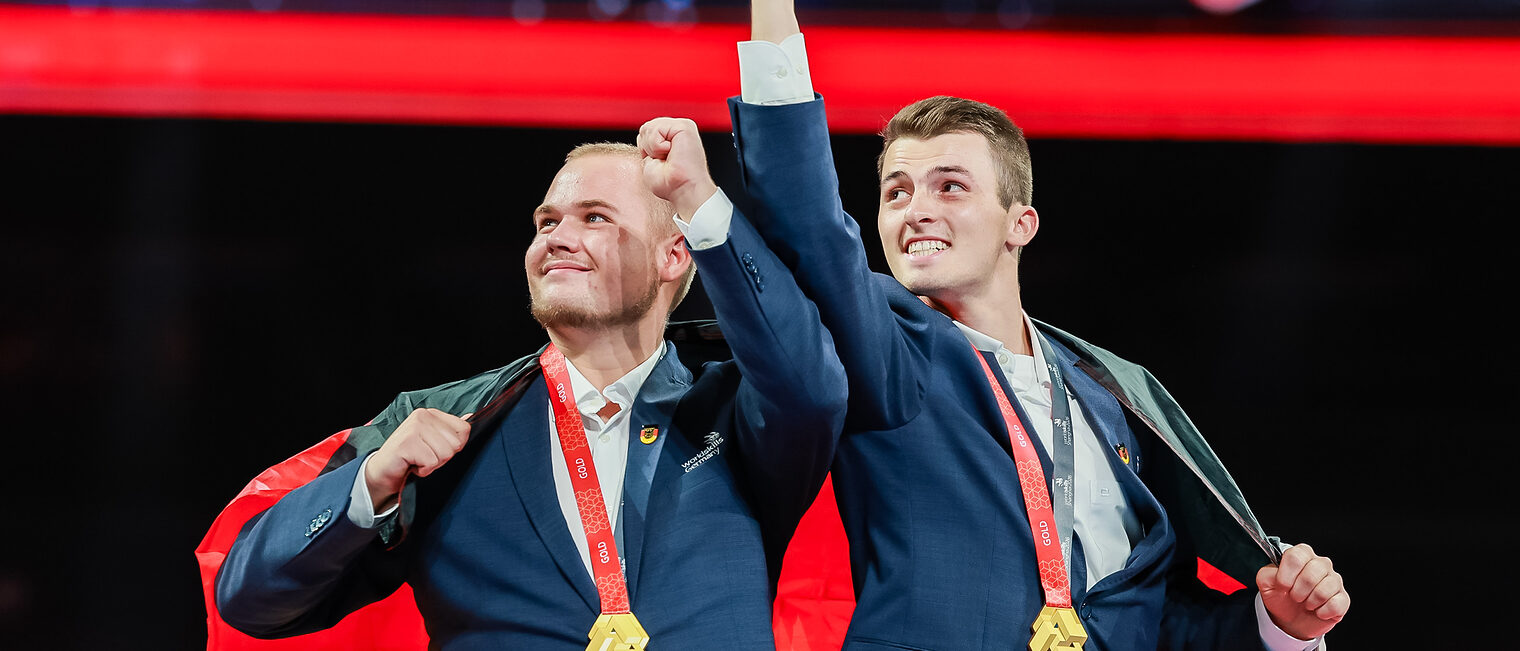 Tim Arnold und Jakob Distler gehen gemeinsam ihren Plan durch.