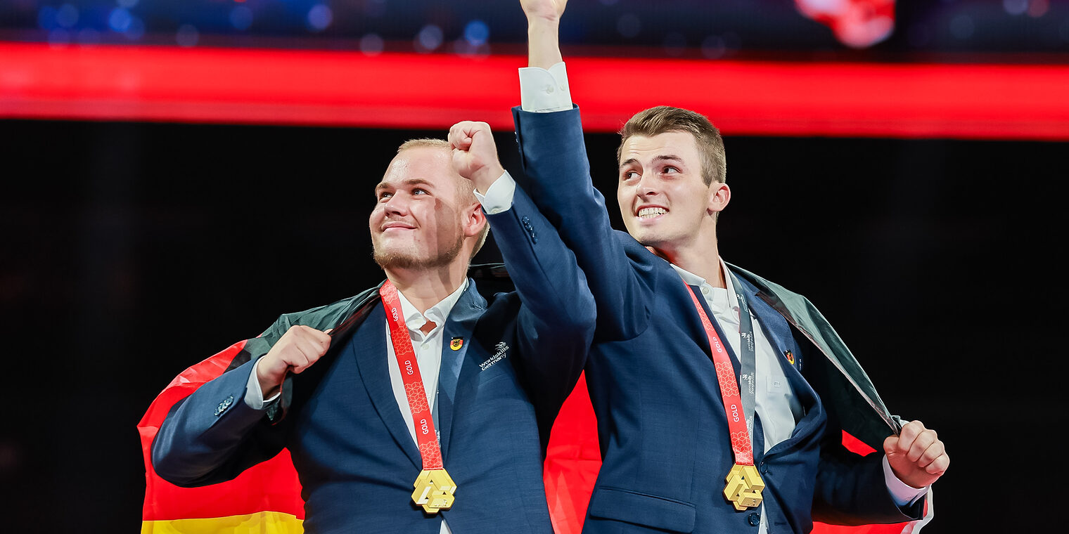Tim Arnold und Jakob Distler gehen gemeinsam ihren Plan durch.