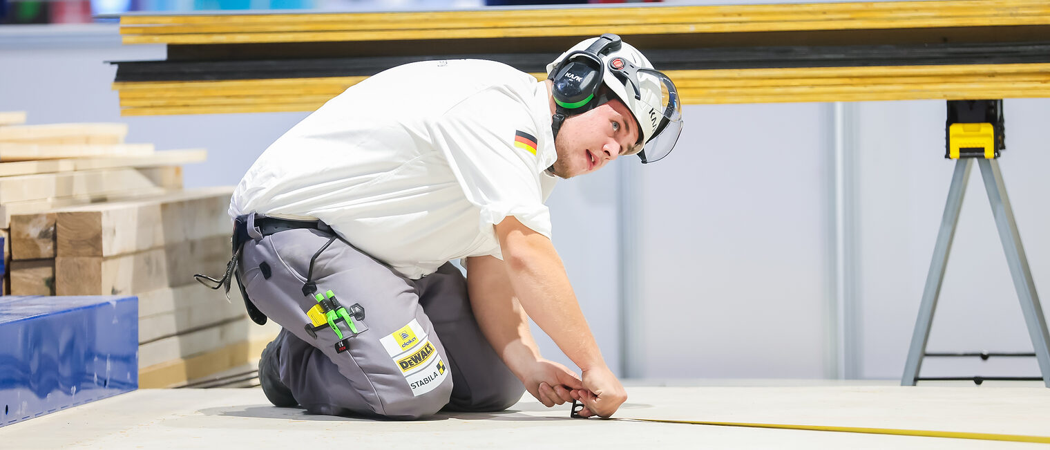 Tim Arnold misst den Betonuntergrund ab.