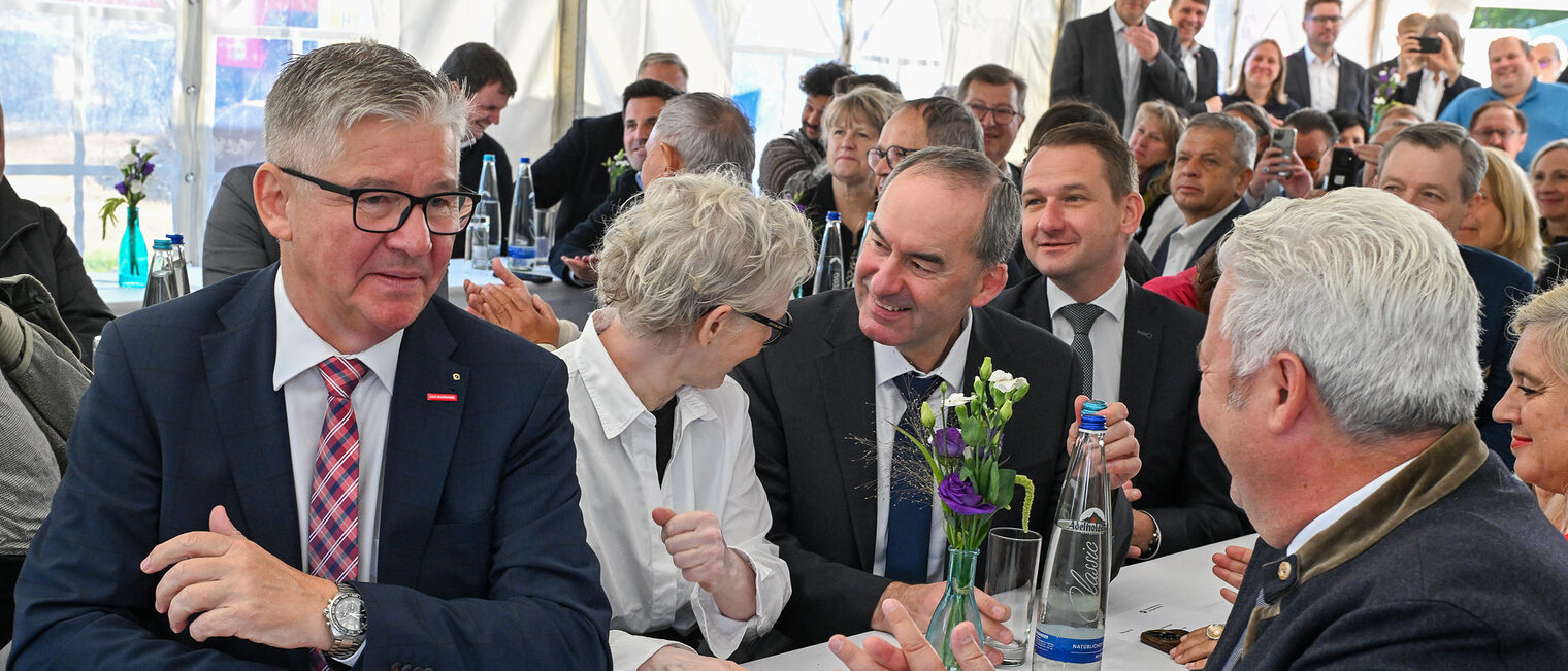 Matthias Graßmann spricht mit Christian Herpich, während sich Petra Bahr und Hubert Aiwanger unterhalten.