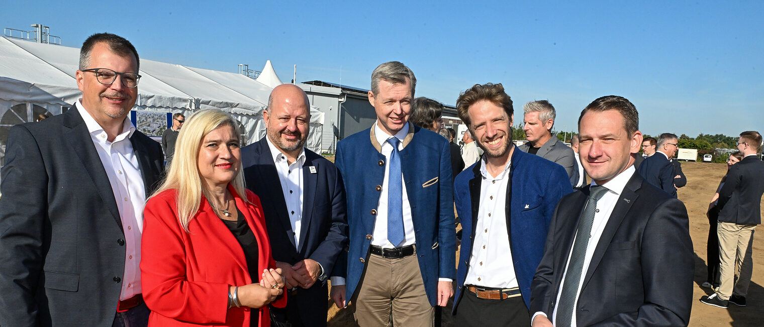 Sebastian Niedermaier, Melanie Huml und andere politische Ehrengäste stehen für ein Gruppenbild zusammen. 