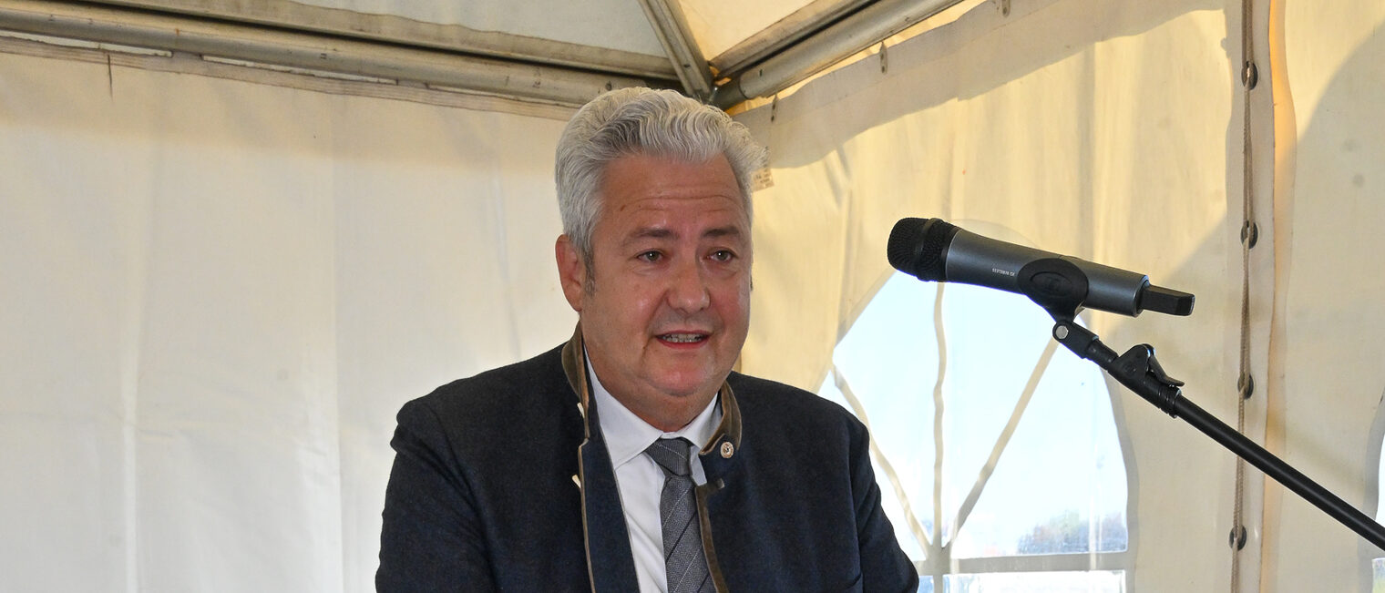Matthias Graßmann spricht am Rednerpult in ein Mikrofon.