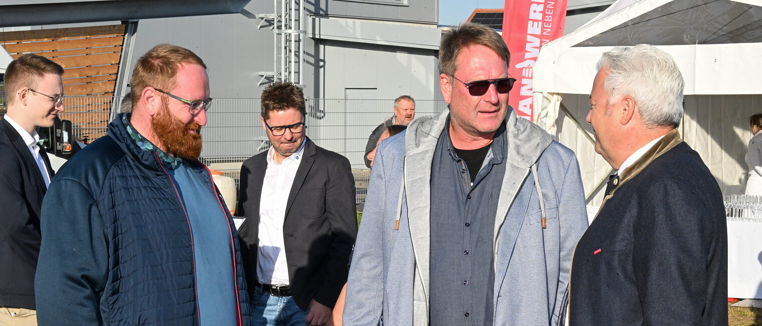 Gäste der Baustartfeier reden mit Matthias Graßmann.