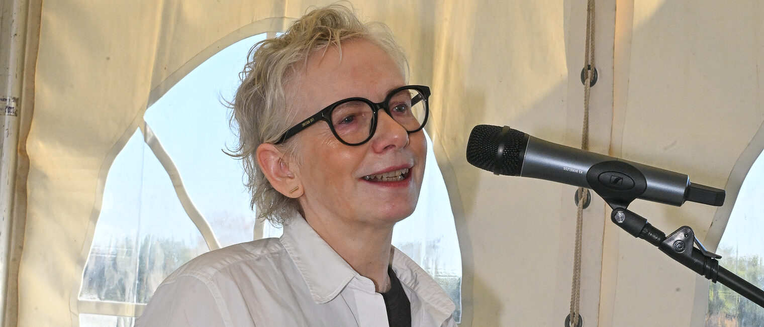 Petra Bahr spricht am Rednerpult in ein Mikrofon.