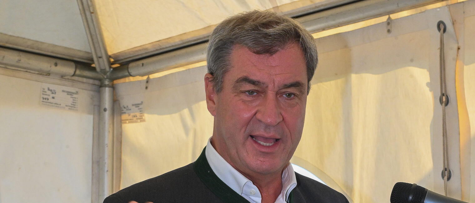 Markus Söder spricht am Rednerpult in ein Mikrofon.